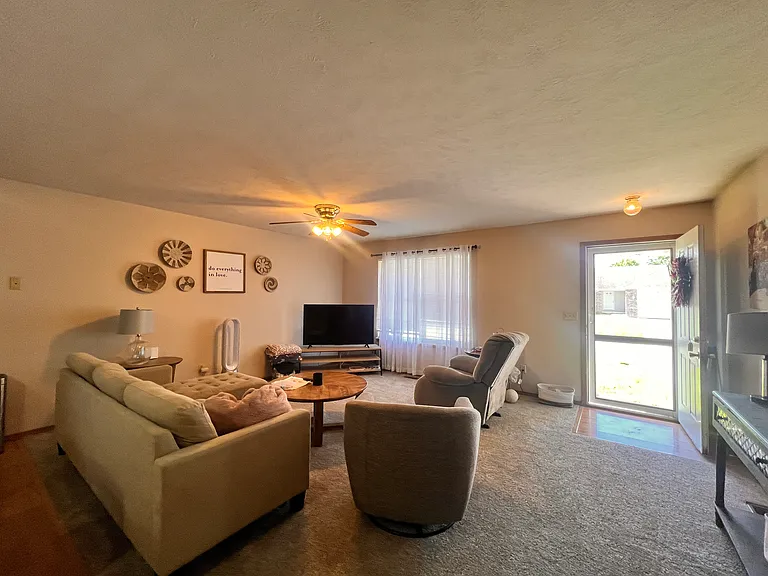 319 W Pawnee Ln #A — Photo 4