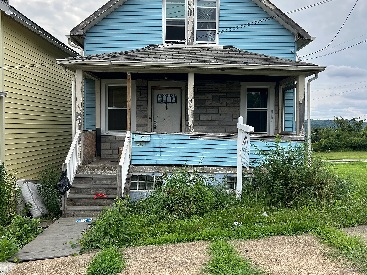 3 bed, 1.5 bath, 930 sqft, $1,075 — Photo 1