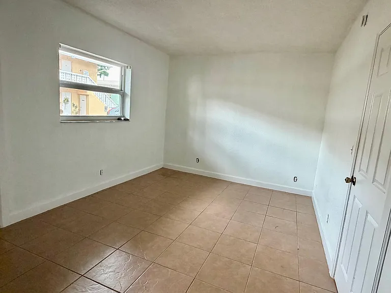 2607 NE 8th Ave #3 — Photo 14
