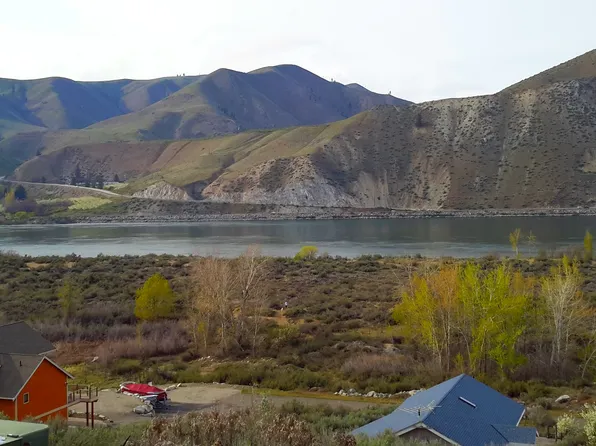 801 W Emerson Dr, Orondo, WA 98843