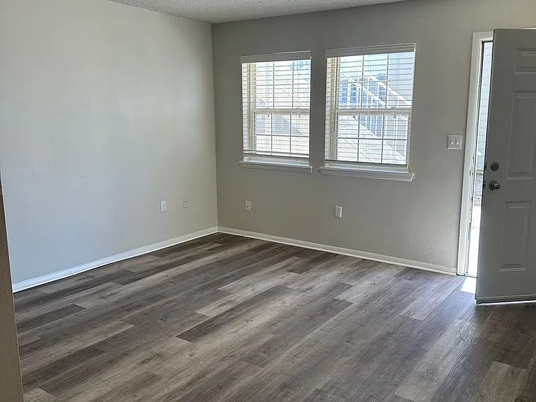 Regency Point Luxury Apartments — Photo 17