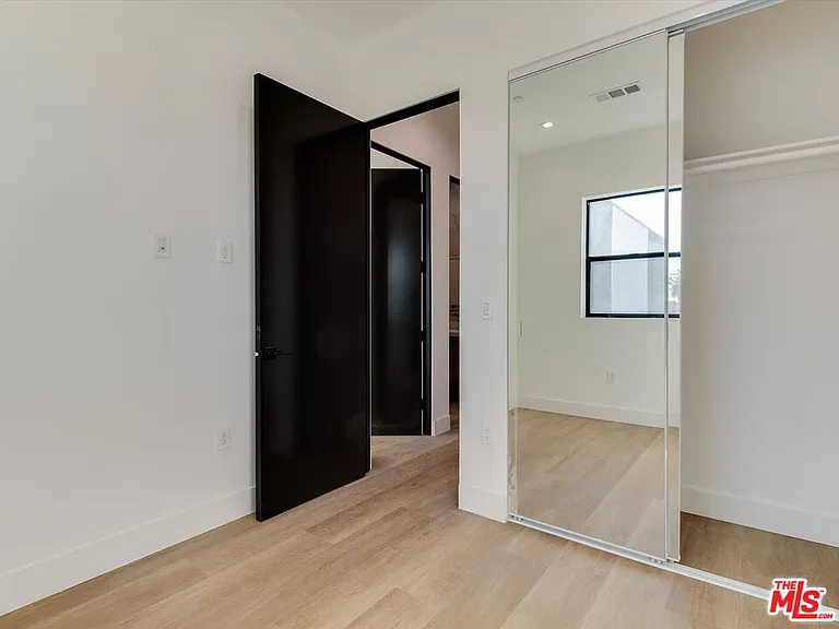 2817 S Redondo Blvd — Photo 22