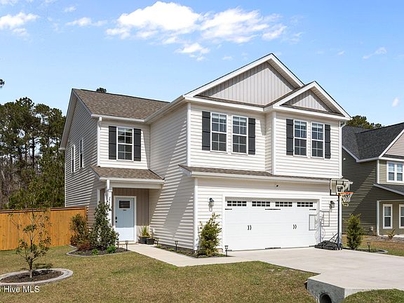 3rd image of 823 Cooke Drive