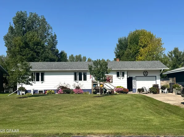 425 S 3rd St, Pembina, ND 58271