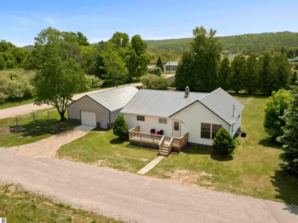 331 George Mc Manus St, Elberta, MI 49628