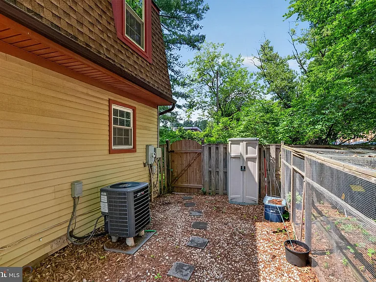 9821 Owens Ct — Photo 5