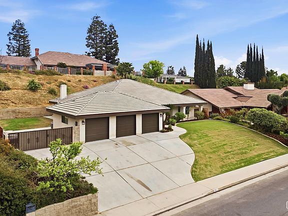 4th image of 3205 Flintridge Dr