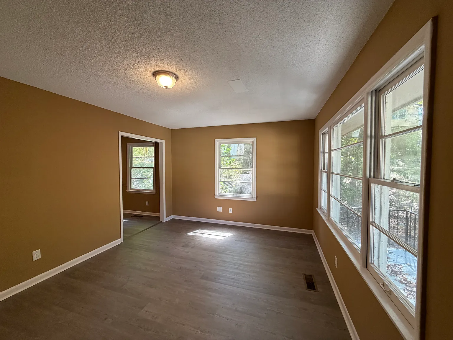 3 bed, 924 sqft, $1,200 — Photo 2