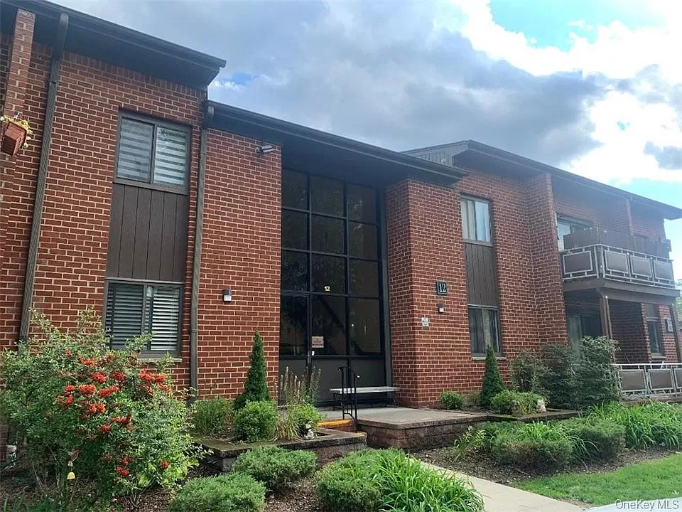 12 Charles Ln #2B