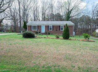 5042 Woodsboro Ln, Winston Salem, NC 27105