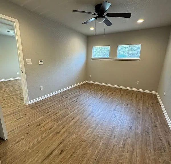 320 W 6th St — Photo 15