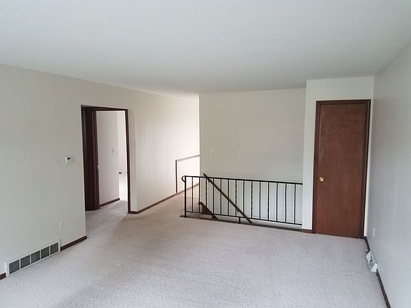 3rd image of 3942 Camelot Dr SE