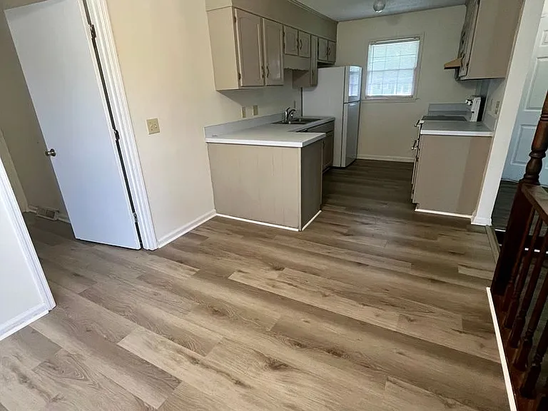 345 Salem Dr — Photo 4