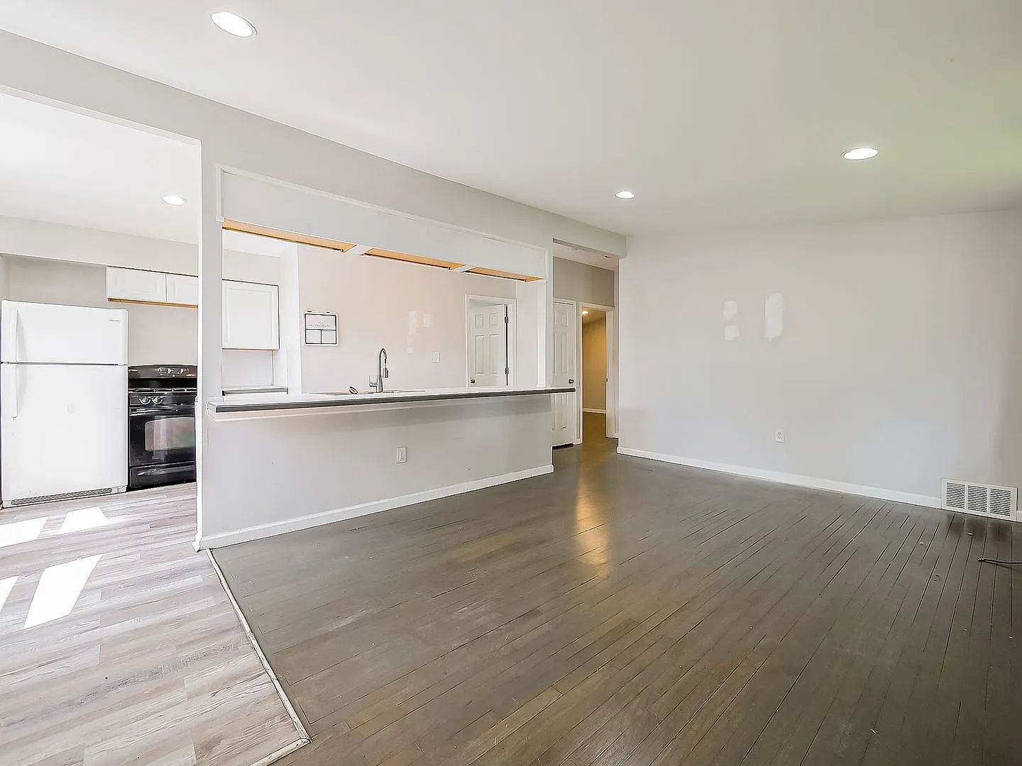 Charming Pontiac Home 477 Moore St — Photo 2