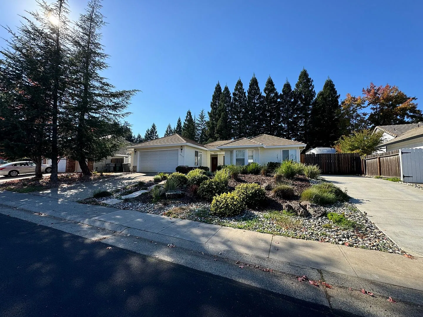 Not your ordinary rental! Pool! Kitchen aid appliances! Desirable school district! 3 Bedroom plus... — Photo 1