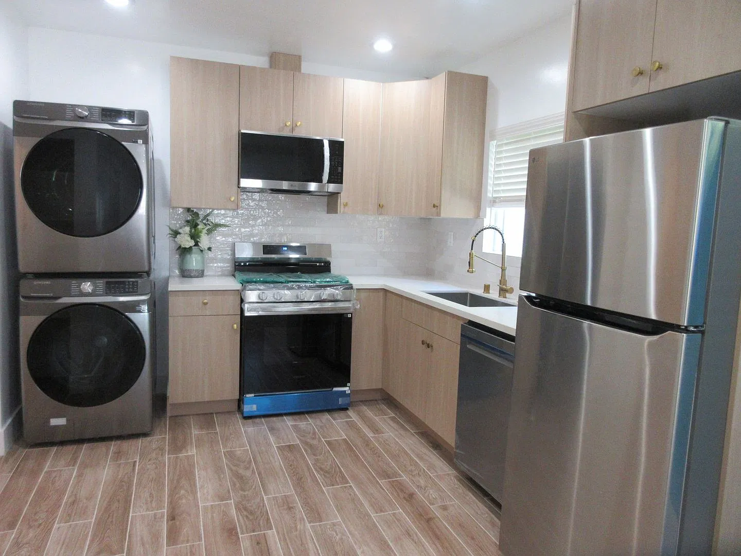 Duggan Property Management Inc Presents: Gorgeous Porter Ranch ADU on Amigo — Photo 3