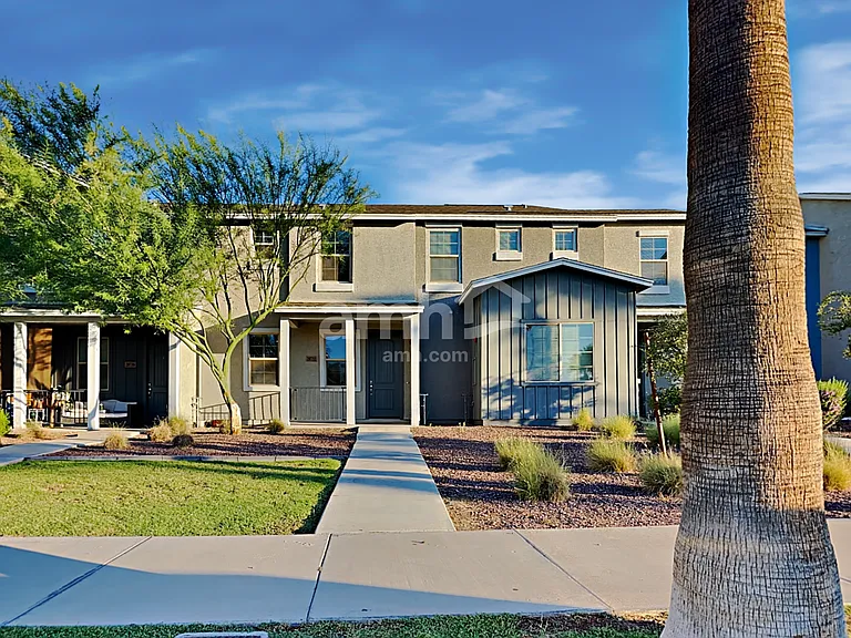 20732 W Thomas Rd — Photo 1