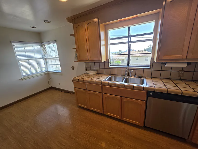 1744 Wesley Ave — Photo 8