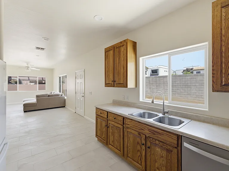 516 W Brown St — Photo 26