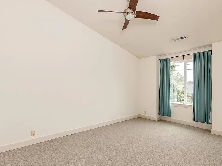 4017 NE Roselawn St — Photo 14