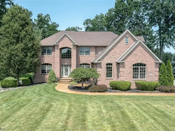 6735 Canterbury Dr, Middleburg Heights, OH 44130