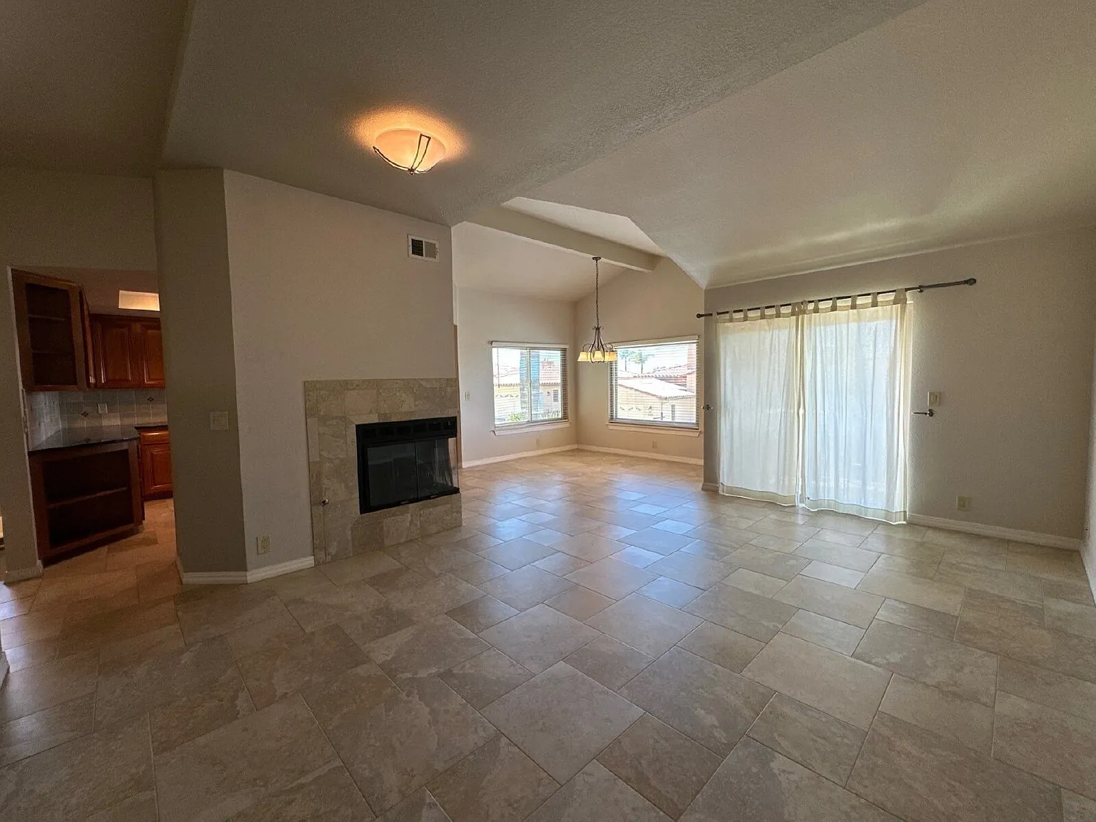 2 bed, 2.0 bath, 1550 sqft, $4,000 — Photo 3