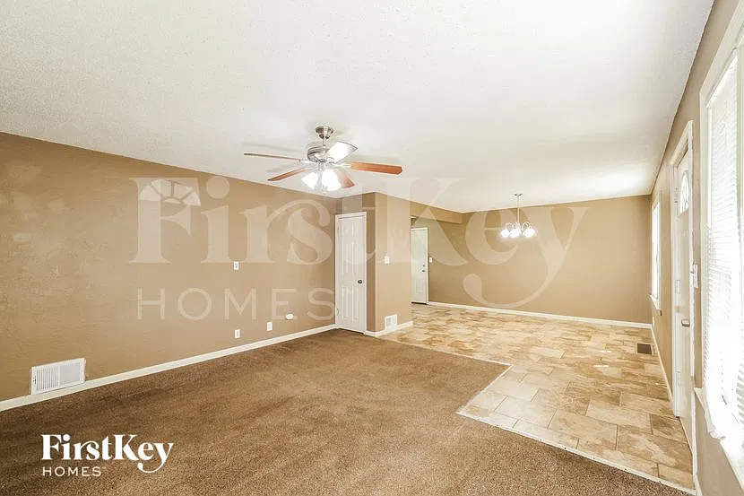 3 bed, 1.0 bath, 1066 sqft, $1,800 — Photo 4