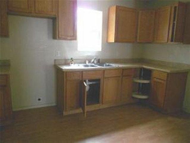 2nd image of 806 W 10th St