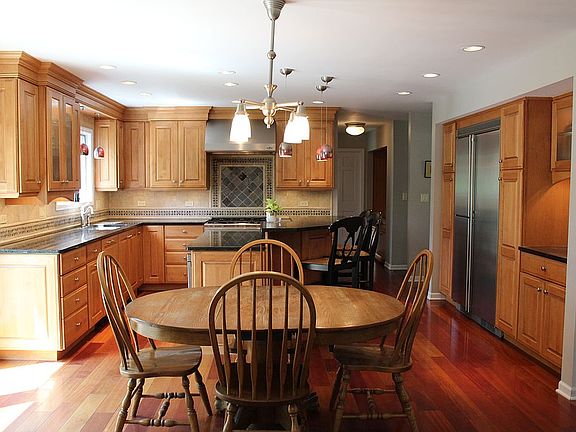 3rd image of 1088 Breckenridge Ave