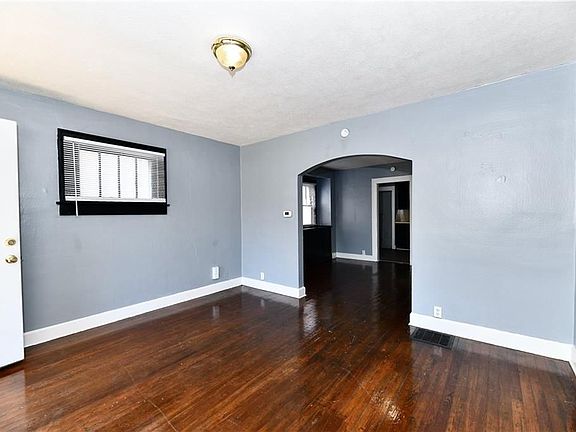 3rd image of 810 N Bradley Ave