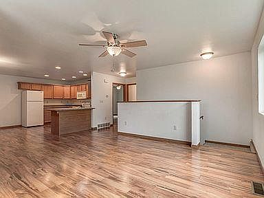 5th image of 3803 Emerald Dr E