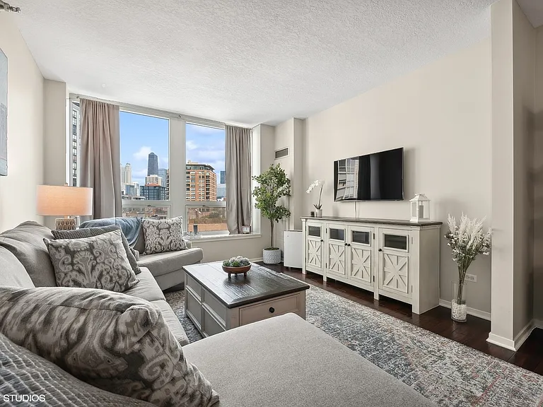 600 N Kingsbury St #1004 — Photo 4