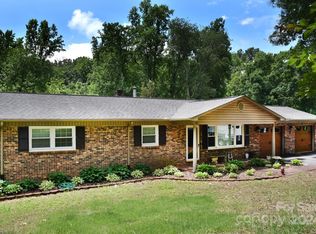 71 Lakemont Park Rd, Hickory, NC 28601