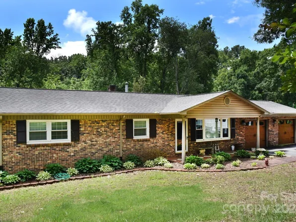 71 Lakemont Park Rd, Hickory, NC 28601