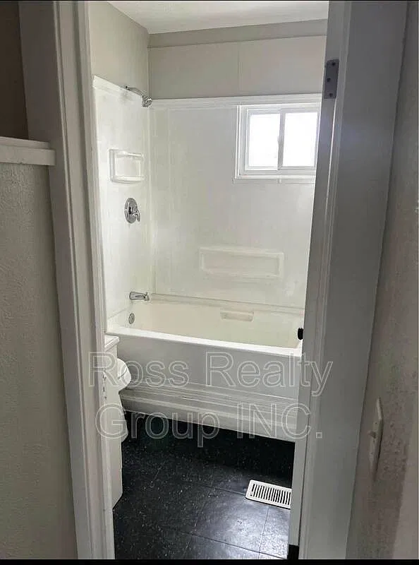 3 bed, 1.0 bath, 925 sqft, $875 — Photo 3