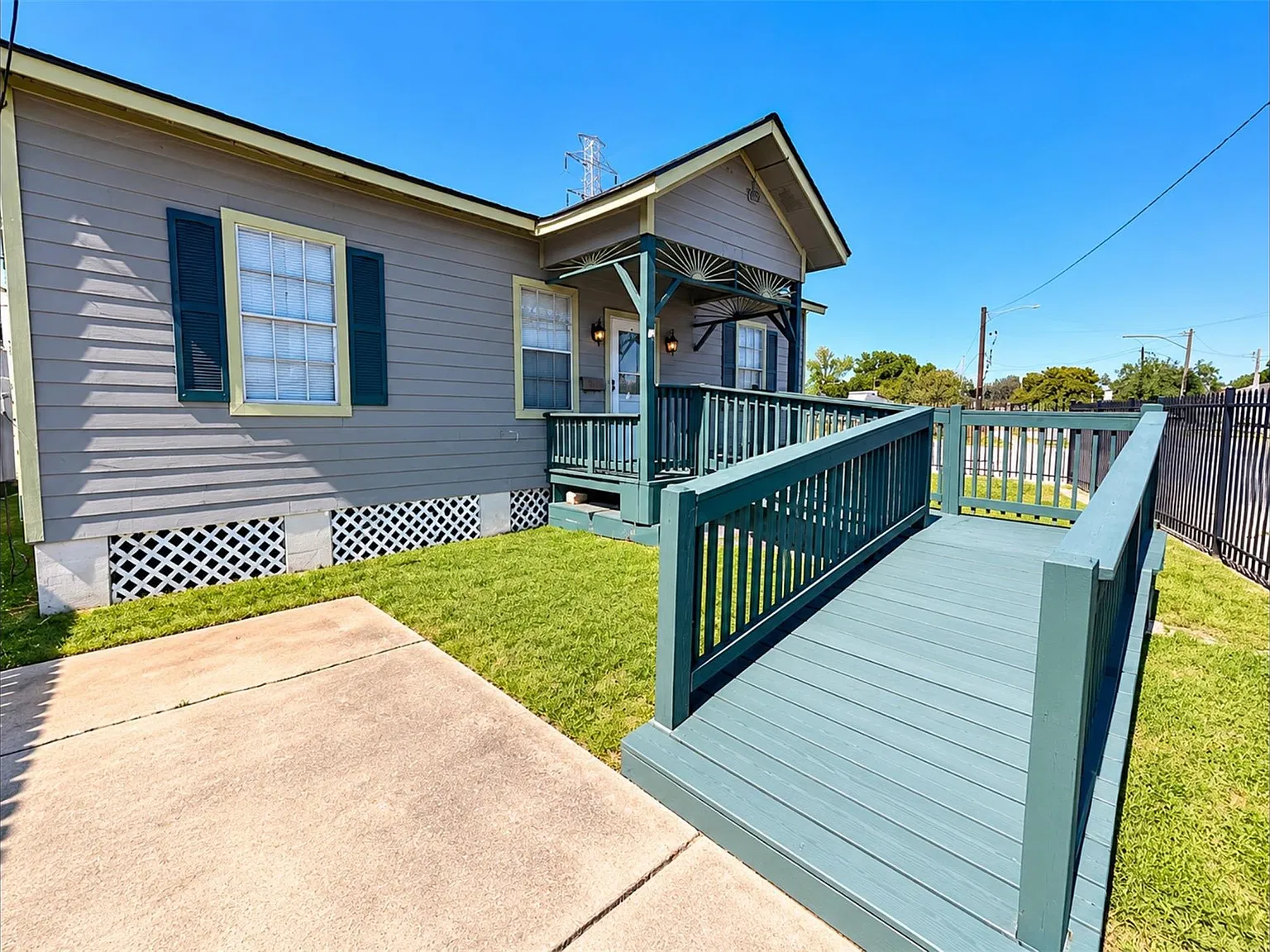 3 bed, 2.0 bath, 1232 sqft, $1,600 — Photo 3