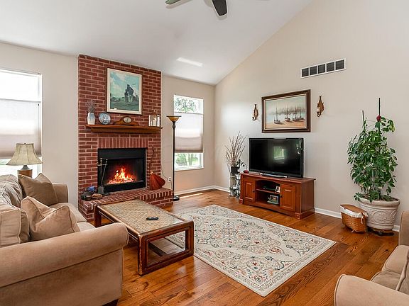 4th image of 6165 Woodsview Way