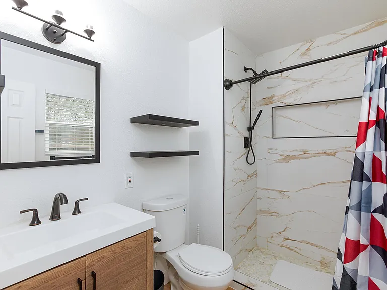 2552 Champions Cir #8 — Photo 12