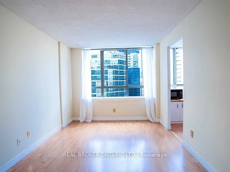 633 Bay St #2021 — Photo 8