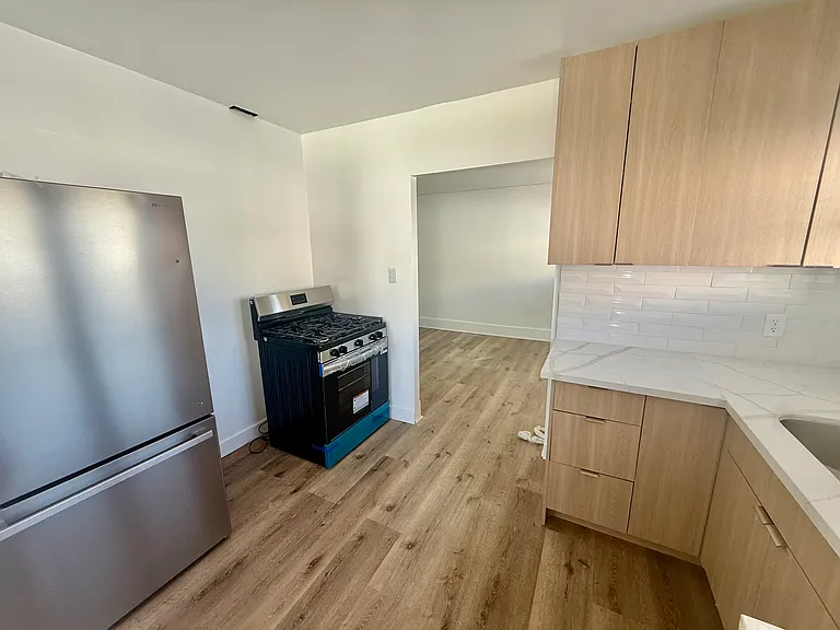 5115 De Longpre Ave — Photo 6