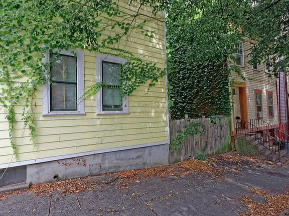 5th image of 146 Dove St