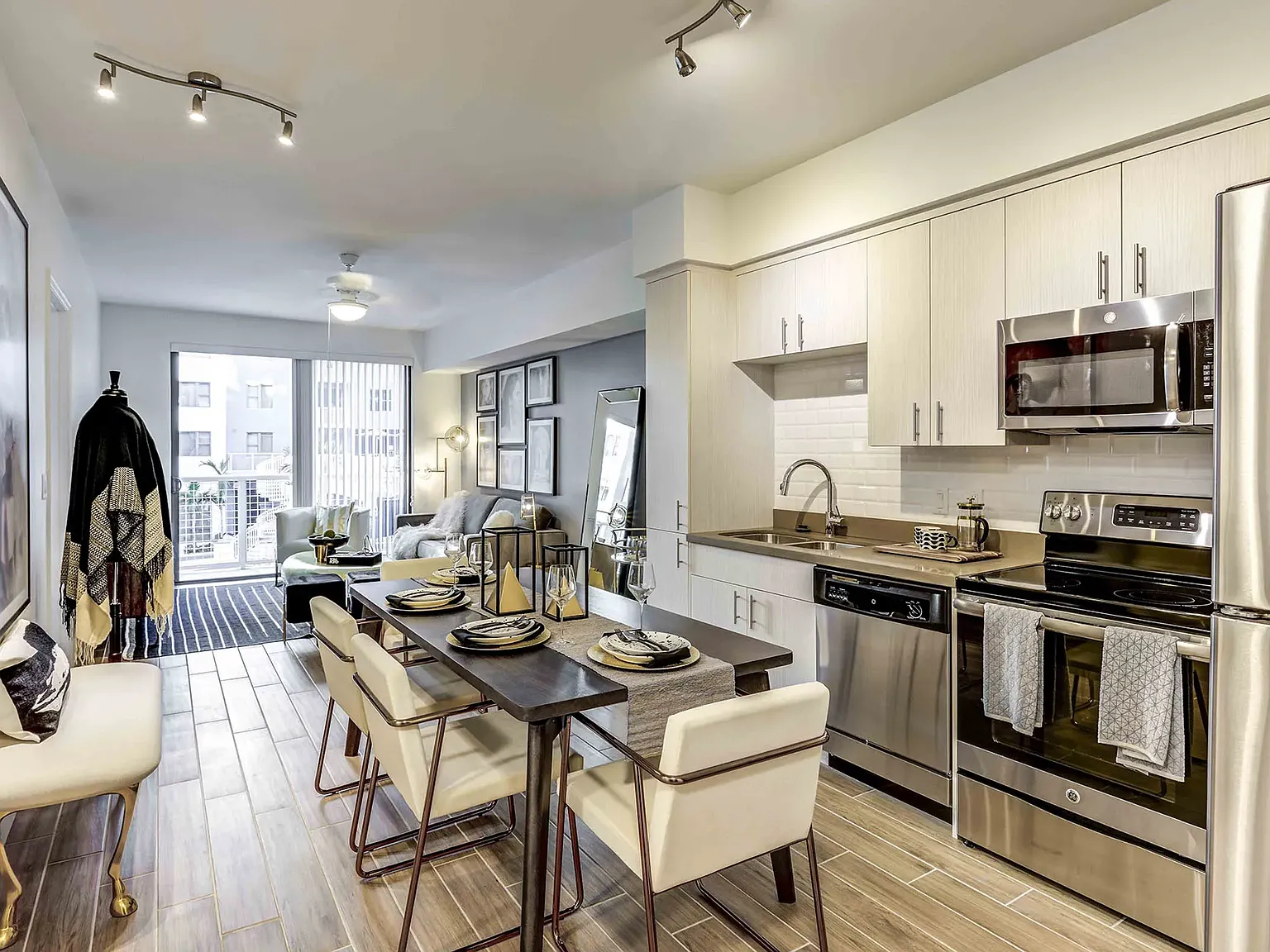 Studio, 682 sqft, $2,180 — Photo 4