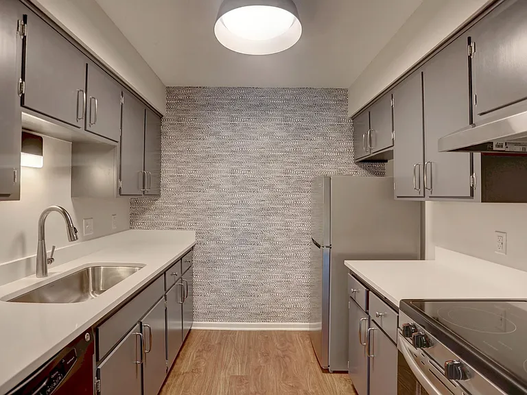 Wayzata Lake Apartments — Photo 32