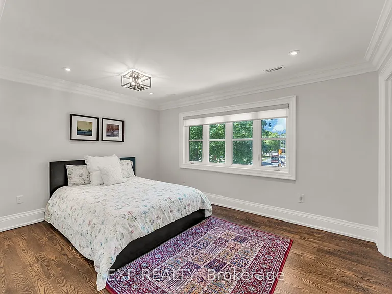 606 Lakeshore Rd W — Photo 36