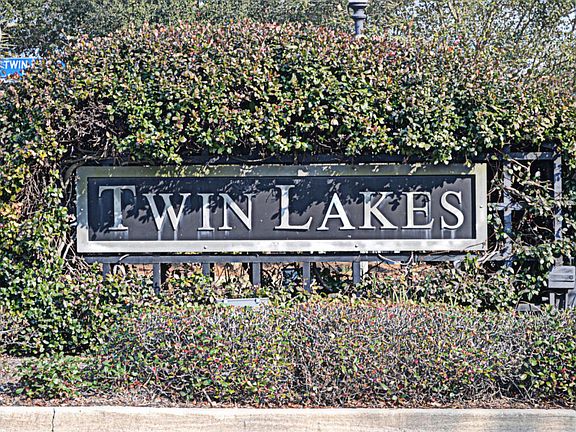 2nd image of 212 Twin Lakes Ln