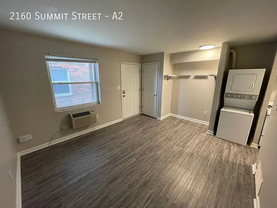 Building Photo - 2160 Summit St #A2
