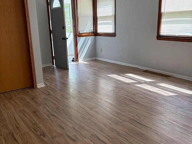 650 Van Buren Ave — Photo 4
