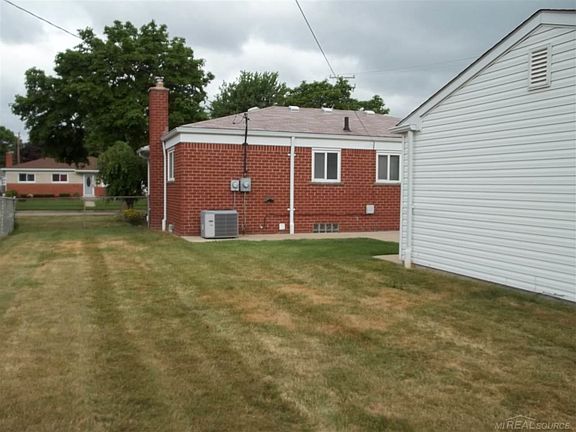 4th image of 31750 Gloede Dr