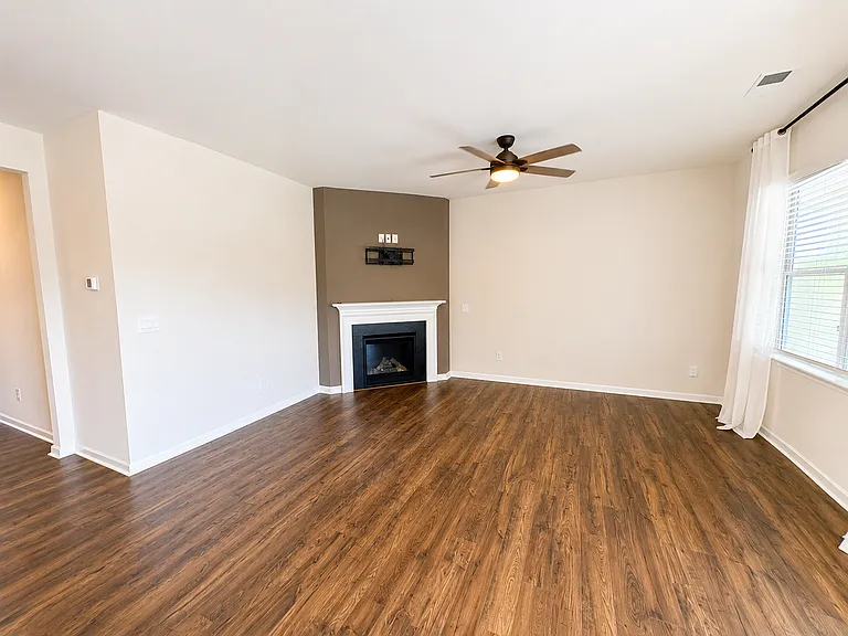 676 Hollyrose Cir — Photo 3