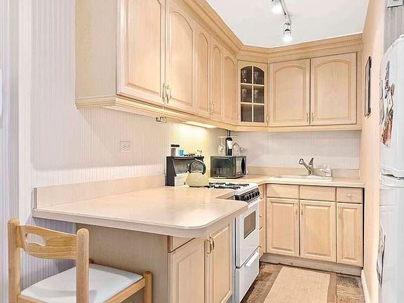 4th image of 306 W 56th St #7F